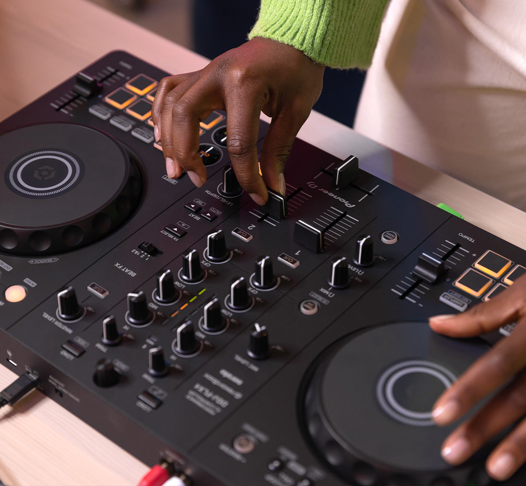 Pioneer DJ DDJ-FLX4 2-deck Rekordbox and Serato DJ Controller